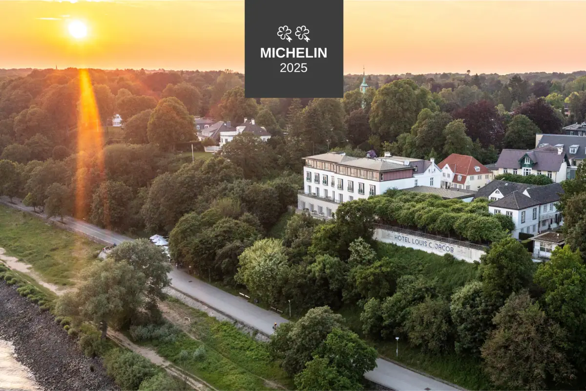 Un bâtiment entouré d'arbres.