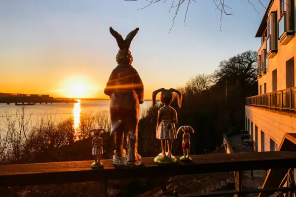 IMG_4782-2.jpg Osterhasen-Figuren stehen auf der Reling der Lindenterrasse des Hotels Louis C. Jacob.