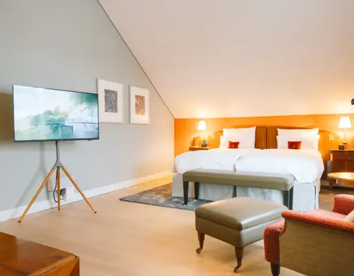 Zimmer Louis C. Jacob Hotel Hamburg Ein Hotelzimmer mit einem Bett und einem Fernseher.